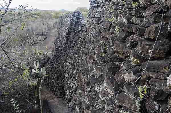 51 - Ecuador - islas Galapagos - isla Isabela - El Muro de las Lagrimas